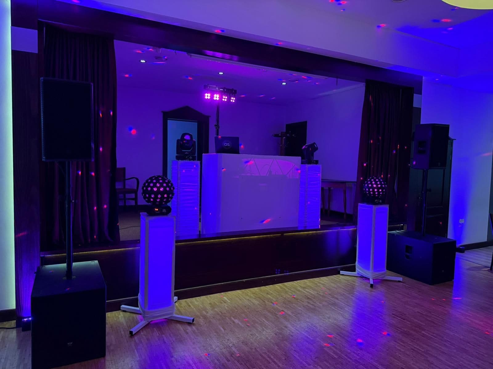 Hochzeitssetup mit Lichtstimmung