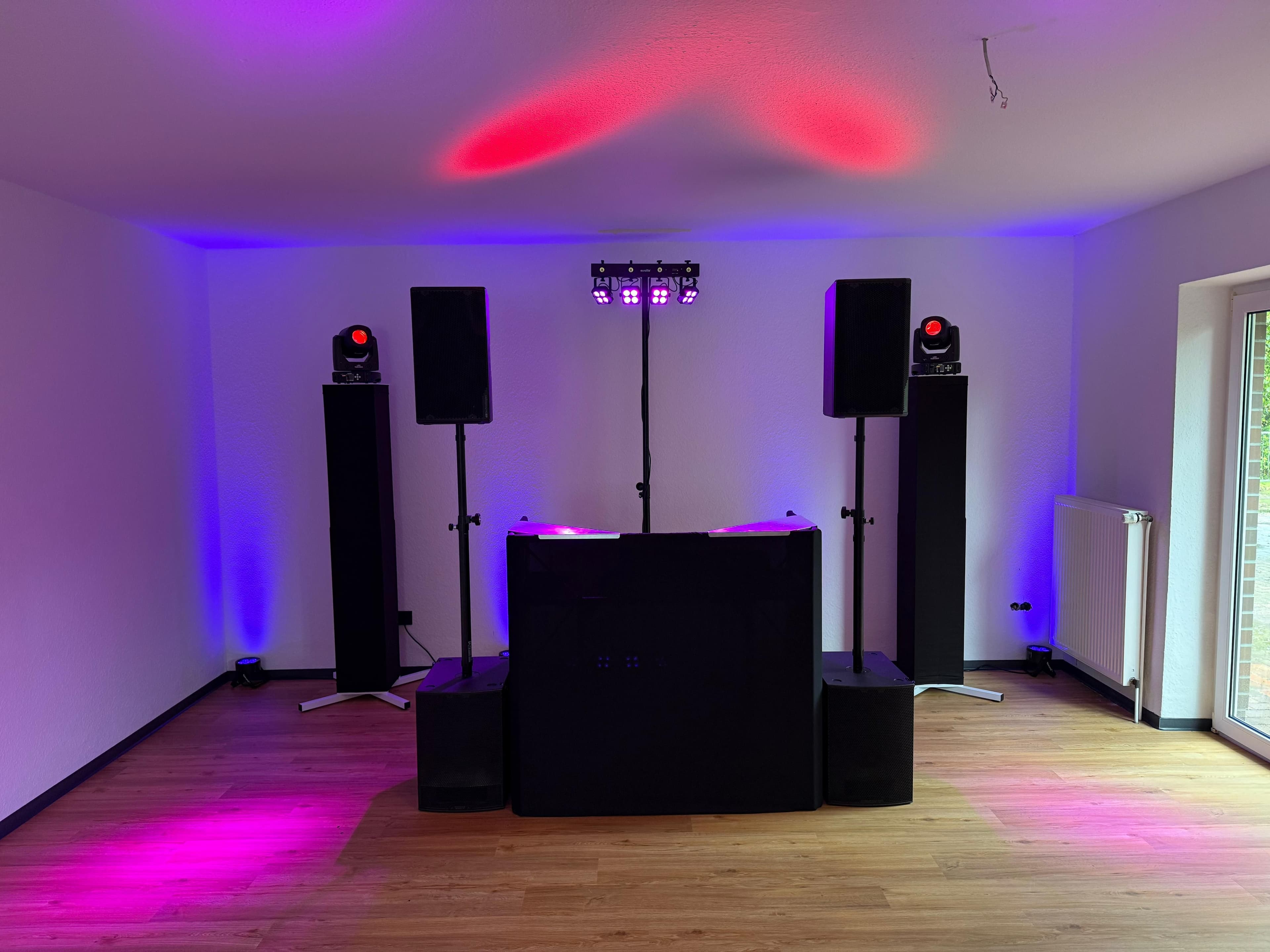 EventFlut Team baut Lichttechnik auf