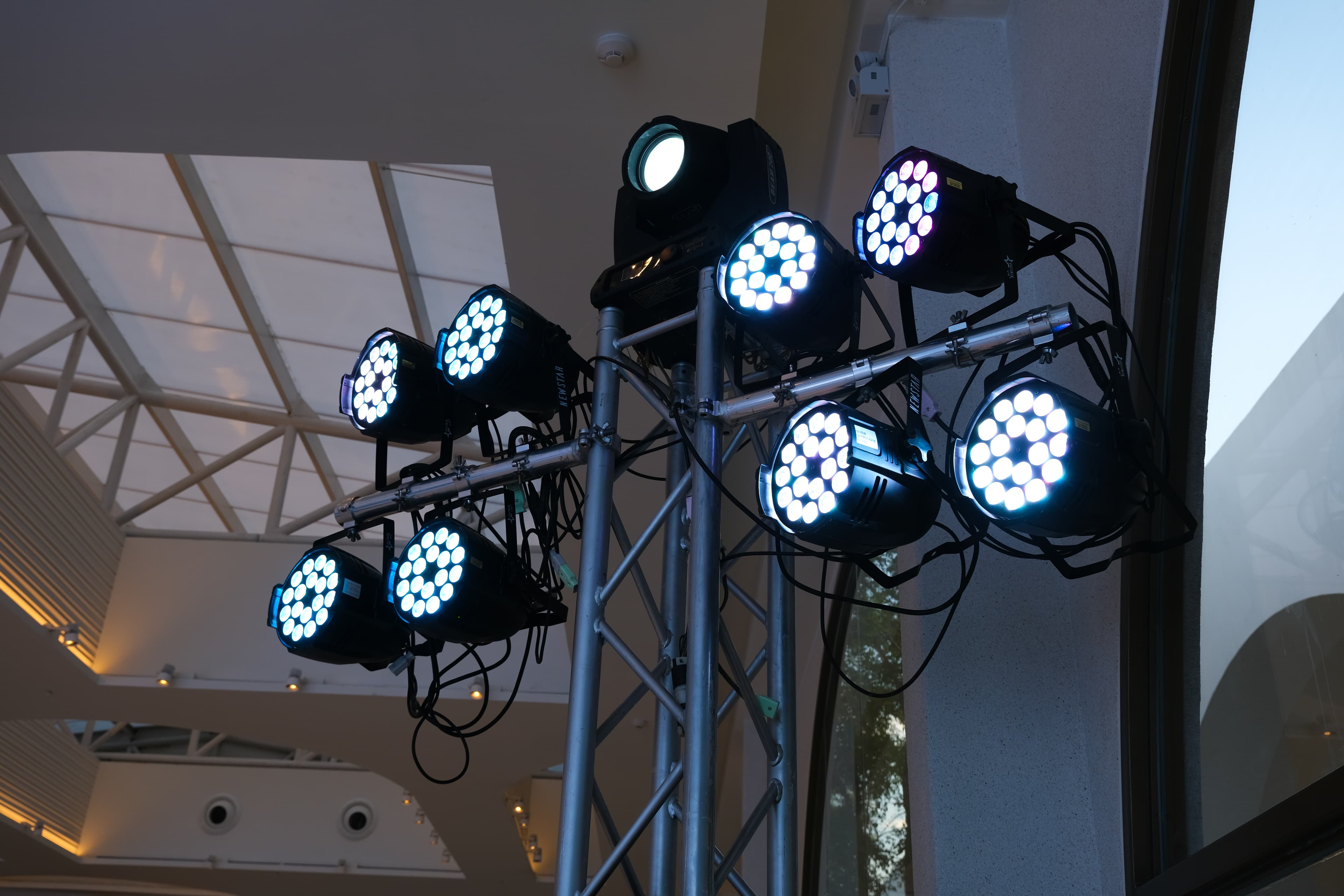 Lichttechnik sorgt für farbige Akzente auf einer Veranstaltung