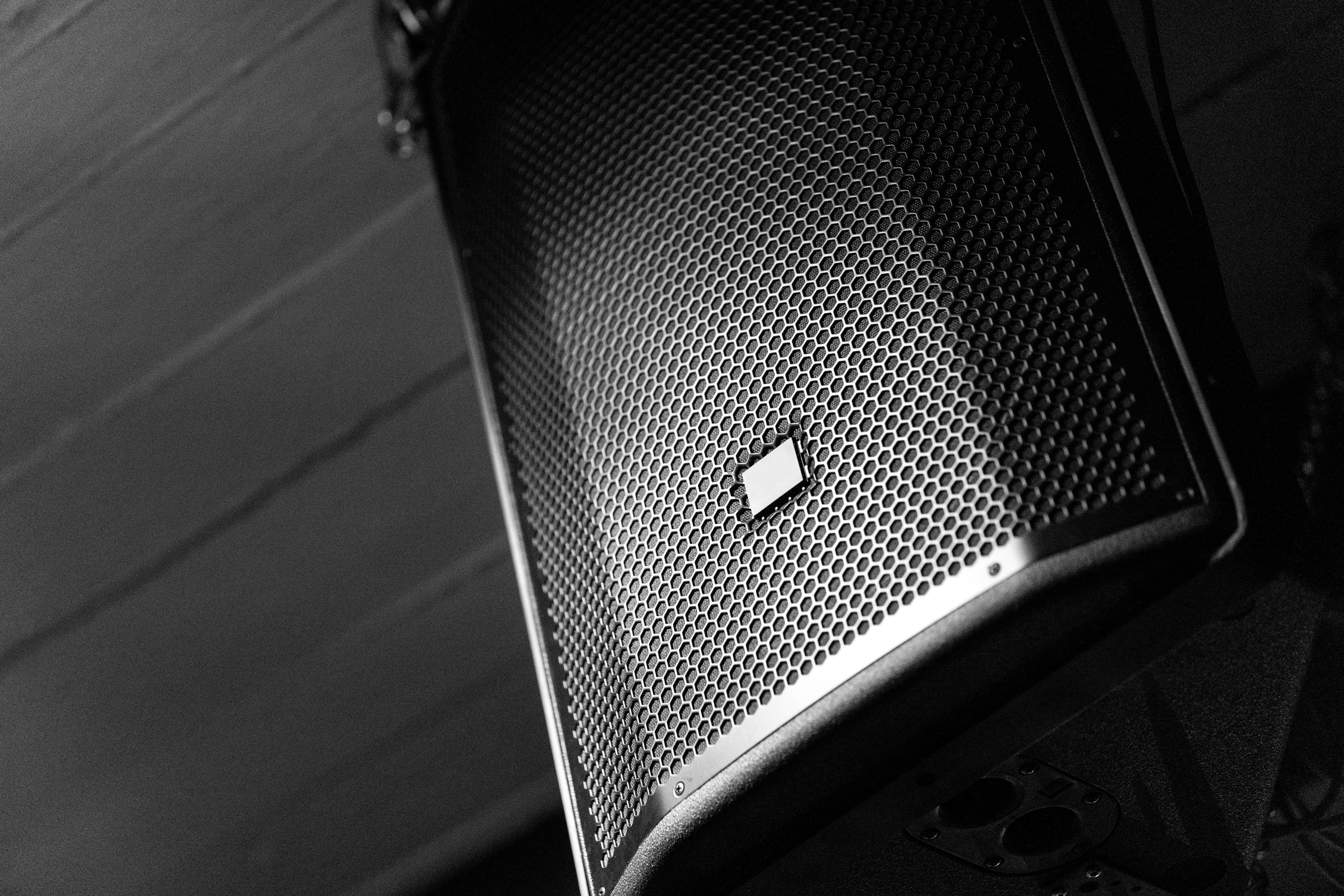 Tontechniker mischt Livemusik auf einem professionellen Pult